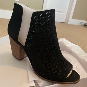 Slip on peep toe bootie